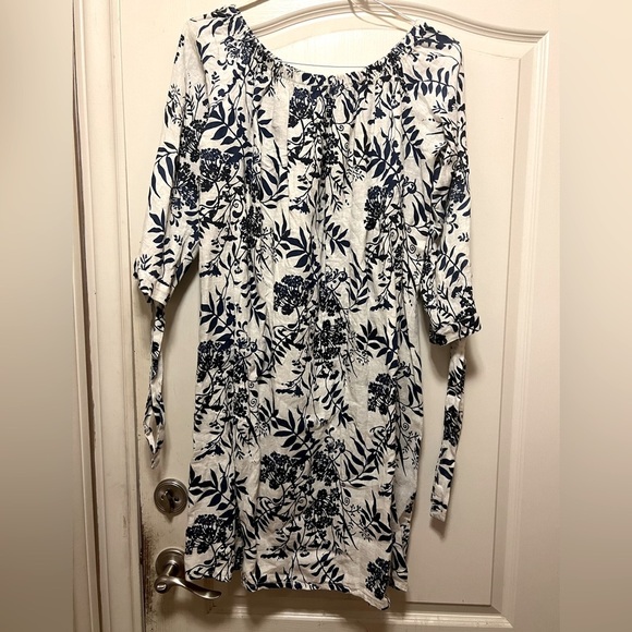 Dresses & Skirts - NWT sz medium women’s linen floral dress